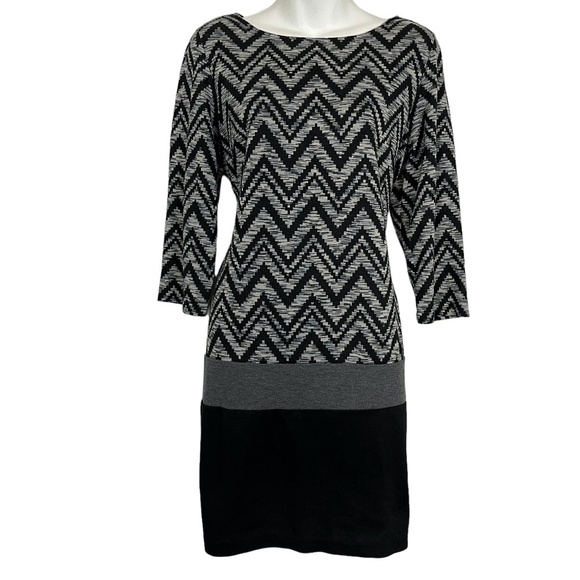Ronni Nicole Dresses & Skirts - Ronni Nicole Gray & Black Chevron 3/4 Long Sleeve Mini Knit Sheath Dress sz 12